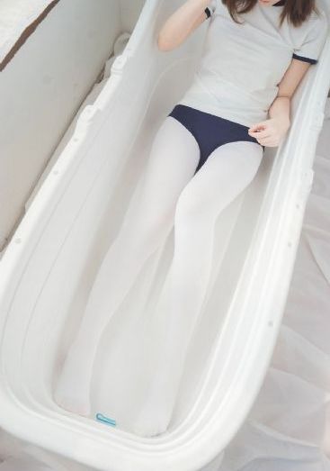 女室友自愿成为我的脚奴