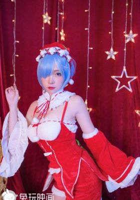 边亲边把手放衣服里发出声音